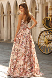 Corsé rosa con estampado floral y largo vestido de baile