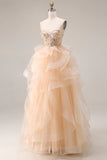 Vestido largo de graduación de organza sin tirantes de champán con volantes