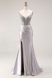 Vestido largo largo de baile de satén gris claro con cuentas y sirena de satén brillante y abertura