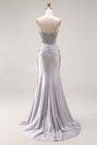 Vestido largo largo de baile de satén gris claro con cuentas y sirena de satén brillante y abertura