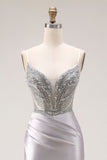 Vestido largo largo de baile de satén gris claro con cuentas y sirena de satén brillante y abertura