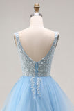 Vestido largo de graduación azul celeste con escote en V y volantes con volantes