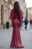 Vestido de sirena burdeos con arrugas de la madre de la novia y manga