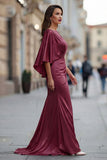 Vestido de sirena burdeos con arrugas de la madre de la novia y manga