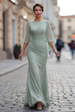 Vestido de sirena de chiffon verde salvia con arrugos de madre de novia y manga