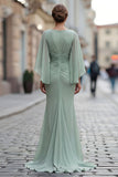 Vestido de sirena de chiffon verde salvia con arrugos de madre de novia y manga