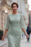Vestido de sirena de chiffon verde salvia con arrugos de madre de novia y manga