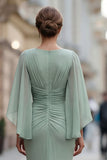 Vestido de sirena de chiffon verde salvia con arrugos de madre de novia y manga