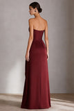 Vestido largo de satén burdeos con abertura