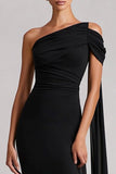 Vestido largo de satén negro de sirena de un hombro con serpentina