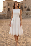 Vestido de compromiso midi de cuello bateau de marfil con apliques