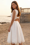 Vestido de compromiso midi de cuello bateau de marfil con apliques