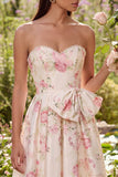 Vestido midi sin tirantes con moño rosa de flores blancas y estampado en línea A