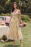 Vestido midi de flor amarilla con línea A y hombros descubiertos con volantes
