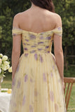 Vestido midi de flor amarilla con línea A y hombros descubiertos con volantes