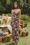 Vestido midi sin tirantes de satén de flor negra rosa