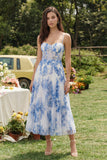 Corsé de flores blancas azules de tul con tirantes finos y vestido midi
