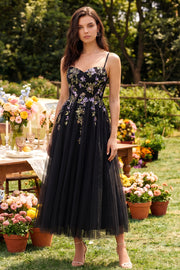 Vestido midi negro de tul con tirantes finos con líneas de aplicación