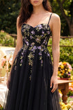 Vestido midi negro de tul con tirantes finos con líneas de aplicación