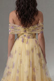 Vestido midi de tul amarillo floral al hombro descubierto con volantes