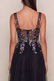 Vestido midi negro de tul con escote cuadrado y línea A con pliqueta
