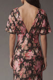 Vestido midi de satén de satén con flor rosa negra y escote en V y manga corta