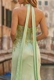 Corsé de corte con capestro y vestido largo de sirena verde claro con cuentas y abertura