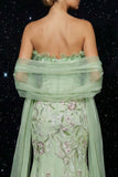 Vestido de noche con corsé sin tirantes y sirena con abertura