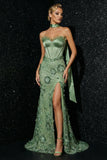 Vestido de noche de sirena sin tirantes con corsé verde bordado y volantes