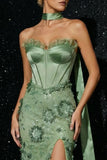 Vestido de noche de sirena sin tirantes con corsé verde bordado y volantes