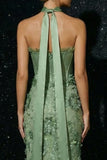 Vestido de noche de sirena sin tirantes con corsé verde bordado y volantes