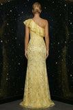 Vestido de noche de sirena con volantes de un hombro con un hombro y una abertura amarillo brillante con apliques,