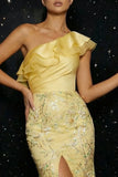 Vestido de noche de sirena con volantes de un hombro con un hombro y una abertura amarillo brillante con apliques,