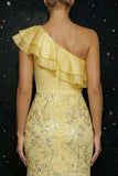 Vestido de noche de sirena con volantes de un hombro con un hombro y una abertura amarillo brillante con apliques,