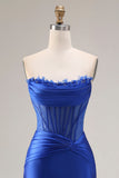 Corsé sin tirantes azul real con vestido largo de baile de graduación y abertura