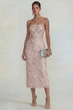 Vestido midi rosa sin tirantes con aplicada flor brillante