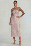Vestido midi rosa sin tirantes con aplicada flor brillante
