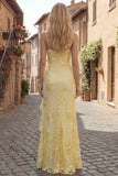Vestido largo de graduación con bordado floral en funda amarilla y abertura con volantes