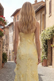 Vestido largo de graduación con bordado floral en funda amarilla y abertura con volantes