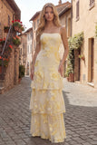 Vestido de graduación largo en niveles de tirantes en línea A amarillo con bordados florales