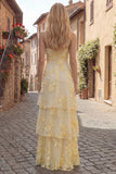 Vestido de graduación largo en niveles de tirantes en línea A amarillo con bordados florales