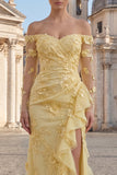 Vestido largo de baile de tul con bordado floral amarillo y funda descubierta