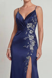 Vestido de Madre de la Novia con tirantes finos de satén azul marino y abertura