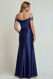 Vestido de Madre de la Novia con hombros descubiertos y apuntado azul marino con hombro