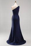 Vestido de la madre de la novia de satén sirena de un solo hombro con abertura azul marino y un hombro