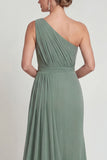 Vestido de madre de la novia con capa de enfundado de un hombro y salvia polvorienta