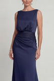 Vestido largo de madre de novia con funda azul marino con escote de barco fruncido