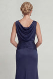 Vestido largo de madre de novia con funda azul marino con escote de barco fruncido