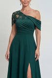 Vestido de madre de la novia verde oscuro de un hombro con línea A aplicada y abertura