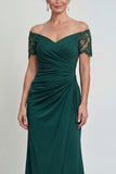 Vestido largo de madre de la novia en funda verde oscuro arrebatado sobre el hombro